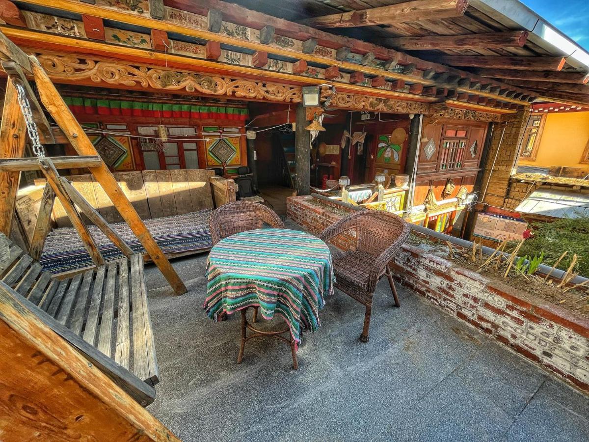 Tavern Hostel仁和客栈 Shangri-La Exteriör bild