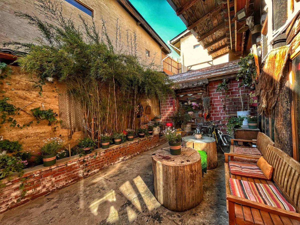 Tavern Hostel仁和客栈 Shangri-La Exteriör bild