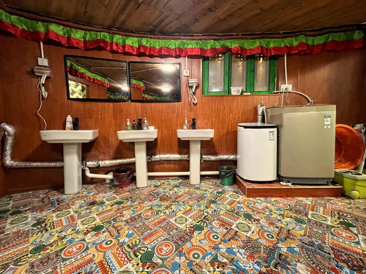 Tavern Hostel仁和客栈 Shangri-La Exteriör bild