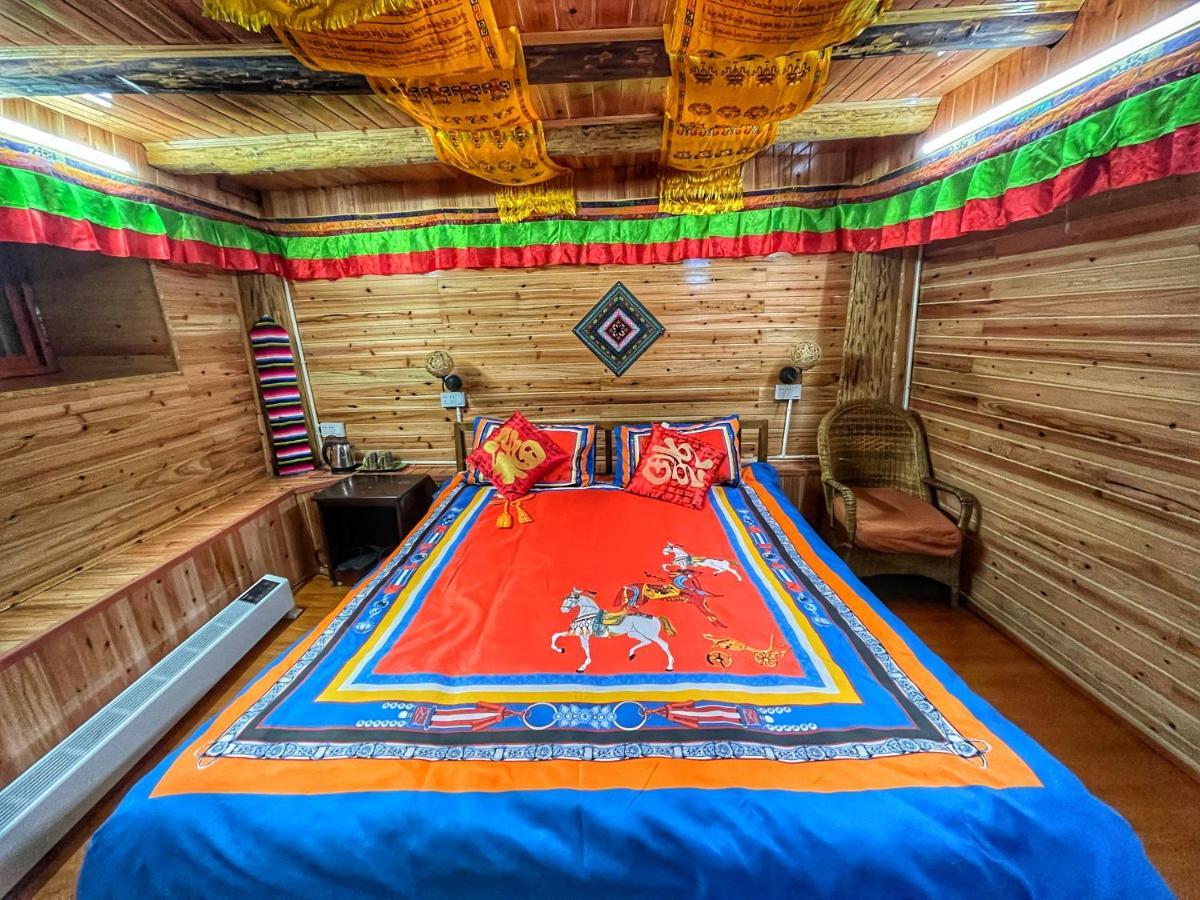 Tavern Hostel仁和客栈 Shangri-La Exteriör bild