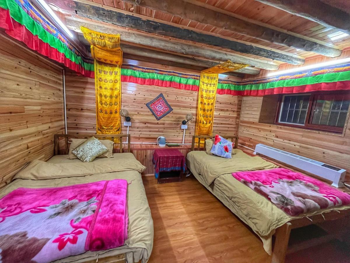 Tavern Hostel仁和客栈 Shangri-La Exteriör bild
